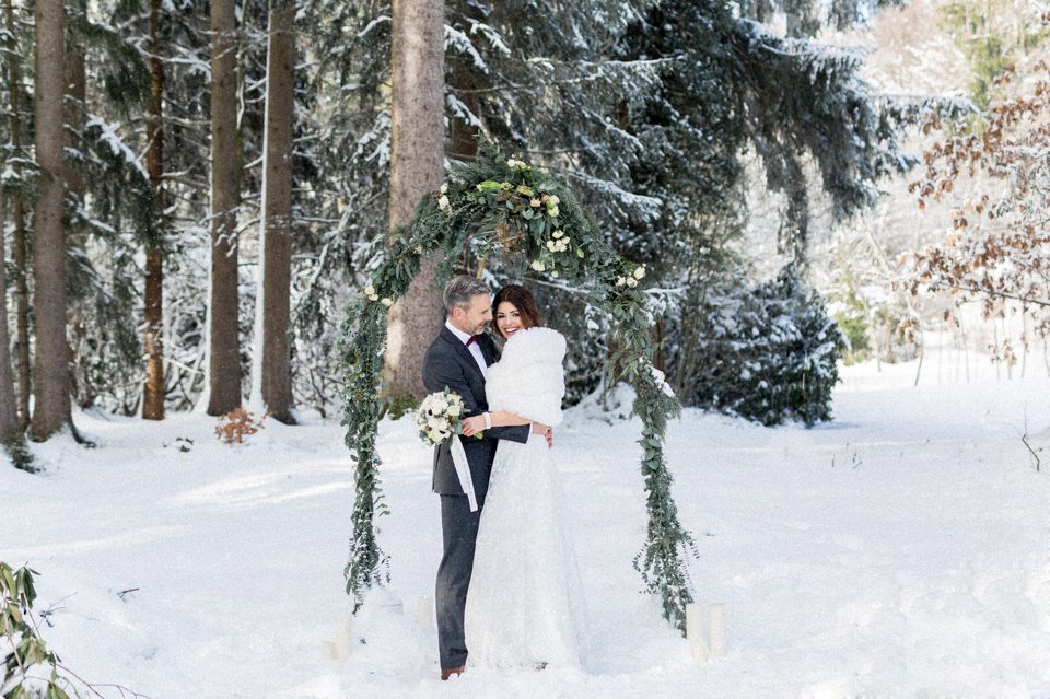 winterhochzeit-am-chiemsee-brautpaarshooting