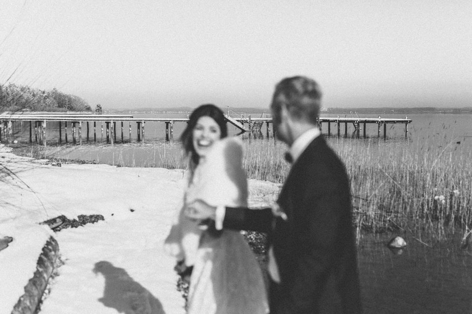 winterhochzeit-am-chiemsee-brautpaar-shooting
